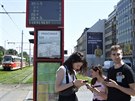Dobrý podvečer, když jsem Vám poslal do Metra fotku ze stanice Hradčanská s cca 10 dnů nefungujícím info displayem o čekacích dobách na přijíždějící tramvaje, netušil jsem, že vzápětí po zveřejnění následující den bude vše v pořádku (fotky v příloze). Je Dobrý podvečer, když jsem Vám poslal do Metra fotku ze stanice Hradčanská s cca 10 dnů nefungujícím info displayem o čekacích dobách na přijíždějící tramvaje, netušil jsem, že vzápětí po zveřejnění následující den bude vše v pořádku (fotky v příloze). Je