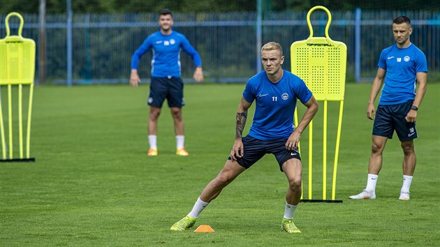 Záložník Jan Matoušek převlékl zelené triko za modré, z hostování v Jablonci se... Záložník Jan Matoušek převlékl zelené triko za modré, z hostování v Jablonci se...