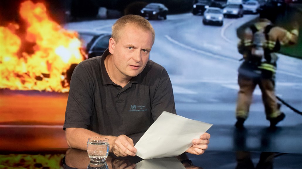 Inženýr Pavel Hrzina, specialista na bezpečnost akumulátorů z ČVUT v Praze v... Inženýr Pavel Hrzina, specialista na bezpečnost akumulátorů z ČVUT v Praze v...