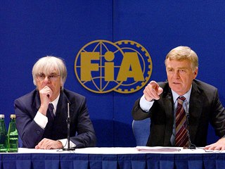 Bernie Ecclestone (vlevo) a Max Mosley během tiskové konference v říjnu 2002. Bernie Ecclestone (vlevo) a Max Mosley během tiskové konference v říjnu 2002.