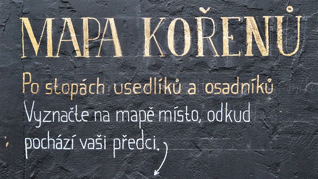 Unikátnímu projektu Mapa kořenů patří část čelní zdi karlovarské galerie Supermarket WC.