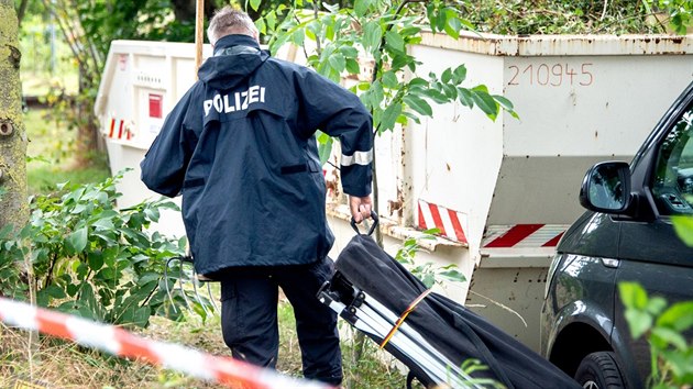 Nmet policist v souvislosti se zmizenm Maddie McCannov prohledvaj s bagry a cvienmi psy zahradu v Hannoveru. (28. ervence 2020)