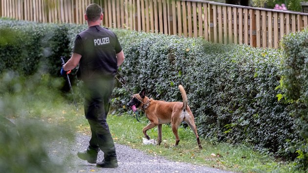 Nmet policist v souvislosti se zmizenm Maddie McCannov prohledvaj s bagry a cvienmi psy zahradu v Hannoveru. (28. ervence 2020)