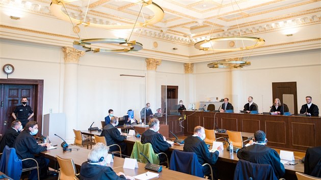 Bývalý 93letý příslušník nacistické ozbrojené organizace SS a dozorce v koncentračním táboře Stutthof Bruno Dey před soudem v Hamburgu. Za podíl na smrti 5 232 lidí dostal dvouletý podmíněný trest. (23. července 2020)