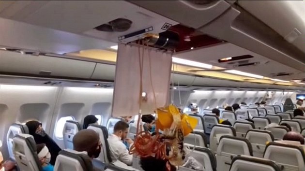 Cestujc na palub rnskho letadla, kter muselo zmnit vku, aby se vyhnulo kolizi s americkou sthakou nad Sri. (24. ervence 2020))
