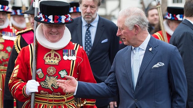 Princ Charles a vvodkyn Camilla navtvili londnsk hrad Tower. (13. nora 2020)