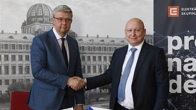 Ministr prmyslu a obchodu a ministr dopravy Karel Havlek (vlevo) a generln editel spolenosti EZ Daniel Bene podepsali 28. ervence 2020 v Praze smlouvy mezi sttem a energetickou firmou EZ k pprav novho jadernho bloku v Dukovanech.