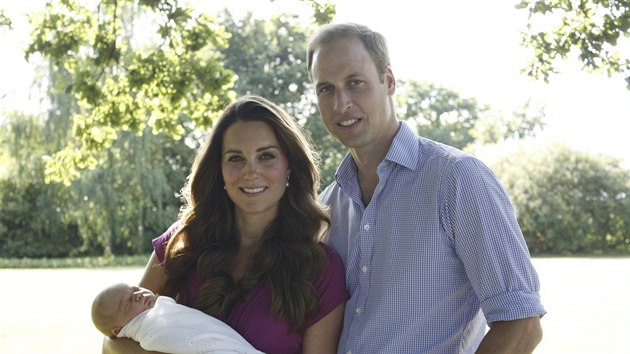 Princ William s manelkou a synem. Snmek podil Micheal Middleton na zahrad svho domu. (2013)