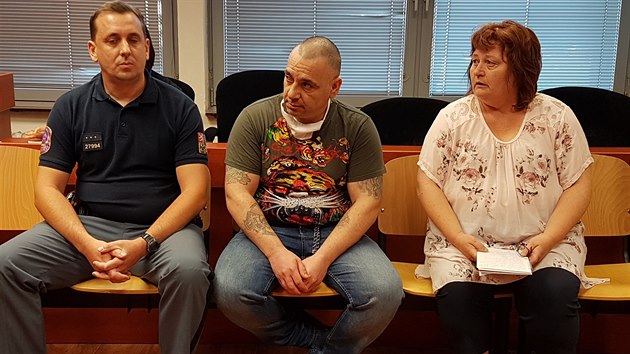 Bulhar Anton Ivanov Tonev u steckho krajskho soudu (27.7.2020). Vpravo je jeho pekladatelka.