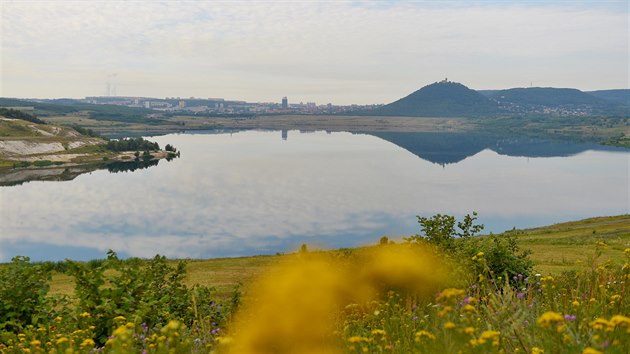Původní plány o zpřístupnění jezera veřejnosti počítaly už s rokem 2017. Kvůli nečekaným komplikacím s podložím a delšímu termínu zhotovení veřejných zakázek došlo ale několikrát k posunutí konečného termínu.