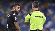Francesco Manganelli ze Sassuola protestuje u rozhodčího Gianluky Aureliana v... Francesco Manganelli ze Sassuola protestuje u rozhodčího Gianluky Aureliana v...