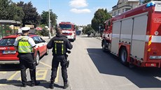 Policisté evakuovali 20 lidí z blízké restaurace. Policisté evakuovali 20 lidí z blízké restaurace.