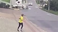 V blízkosti ženy spadlo na ulici letadlo V blízkosti ženy spadlo na ulici letadlo