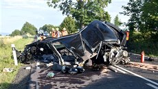 Řidič mercedesu narazil do stromu, nehodu nepřežil. Řidič mercedesu narazil do stromu, nehodu nepřežil.