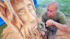 Řezbář Zdeněk Vejražka tvoří horského skřeta. Řezbář Zdeněk Vejražka tvoří horského skřeta.