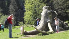 Jednou z nejstarích soch Michala Oliaka je mamut u Hamr nad Sázavou, kousek...