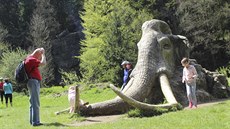 Jednou z nejstarších soch Michala Olšiaka je mamut u Hamrů nad Sázavou, kousek... Jednou z nejstarších soch Michala Olšiaka je mamut u Hamrů nad Sázavou, kousek...