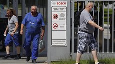 Lidé odpoledne po pracovní směně odcházejí z jihlavské továrny Bosch. Lidé odpoledne po pracovní směně odcházejí z jihlavské továrny Bosch.