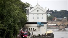 Šest desítek hasičů likviduje požár v areálu pražského Musea Kampa. (15.... Šest desítek hasičů likviduje požár v areálu pražského Musea Kampa. (15....