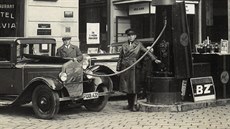V roce 1903 si mohli řidiči zajet pro benzin i ke stanici u hotelu Slavii v... V roce 1903 si mohli řidiči zajet pro benzin i ke stanici u hotelu Slavii v...