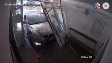 Opilý muž jako pomstu prorazil autem vchod domu a vjel do vestibulu Opilý muž jako pomstu prorazil autem vchod domu a vjel do vestibulu