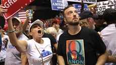 Příznivci spiklenecké teorie QAnon na mítinku amerického prezidenta Donalda... Příznivci spiklenecké teorie QAnon na mítinku amerického prezidenta Donalda...
