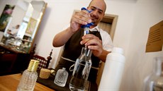 Při přípravě parfému je důležitý poměr a množství jednotlivých ingrediencí.... Při přípravě parfému je důležitý poměr a množství jednotlivých ingrediencí....