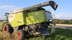 Kombajn vrazil na Domažlicku do stojícího osobního vozidla. Kombajn vrazil na Domažlicku do stojícího osobního vozidla.