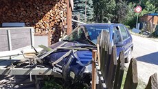 Řidič peugeotu skončil po honičce s policisty v plotě. Řidič peugeotu skončil po honičce s policisty v plotě.