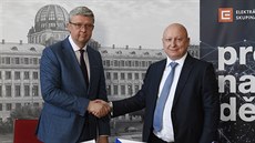 Ministr prmyslu a obchodu a ministr dopravy Karel Havlíek (vlevo) a generální...