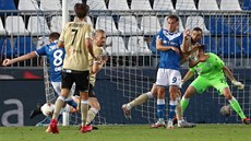 Jaromír Zmrhal z Brescie (vlevo) napřahuje ke své první gólové střele v italské... Jaromír Zmrhal z Brescie (vlevo) napřahuje ke své první gólové střele v italské...