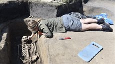 Studentka antropologie Tereza Běťáková pracuje na místě archeologického... Studentka antropologie Tereza Běťáková pracuje na místě archeologického...