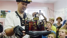 Sběratel miniaturních historických parních strojů Miloslav Vaváček ukázal své... Sběratel miniaturních historických parních strojů Miloslav Vaváček ukázal své...