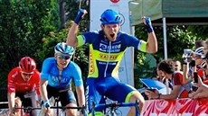 Cyklista hradecké stáje Elkov Kasper Michael Kukrle projíždí vítězné cílem... Cyklista hradecké stáje Elkov Kasper Michael Kukrle projíždí vítězné cílem...