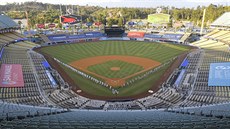 Baseballisté Los Angeles Dodgers a San Francisco Giants klečí na prázdném... Baseballisté Los Angeles Dodgers a San Francisco Giants klečí na prázdném...