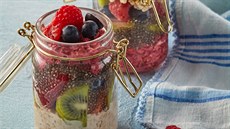 Ovesná kaše ve skleničce s ovocem a chia semínky Ovesná kaše ve skleničce s ovocem a chia semínky