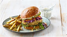 Falafel burger s domácími hranolky Falafel burger s domácími hranolky