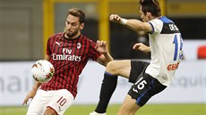 Hakan Calhanoglu (vlevo) z AC Milán v souboji s Martenem de Roonem z Bergama. Hakan Calhanoglu (vlevo) z AC Milán v souboji s Martenem de Roonem z Bergama.