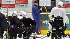 Karlovarský trenér Martin Pešout vede první trénink na ledě před novou sezonou. Karlovarský trenér Martin Pešout vede první trénink na ledě před novou sezonou.