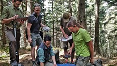 Vědci v rámci velké studie kontaminace těžkými kovy odeberou vzorky půdy a hub... Vědci v rámci velké studie kontaminace těžkými kovy odeberou vzorky půdy a hub...