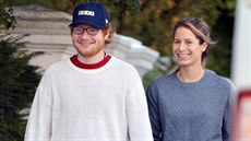 Ed Sheeran a jeho partnerka Cherry Seabornová (6. srpna 2016, Londýn)