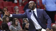 Lloyd Pierce při koučování hráčů Atlanty Lloyd Pierce při koučování hráčů Atlanty