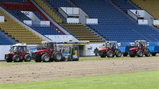 Teplický fotbalový stadion na Stínadlech dostane nový trávník. Na konci... Teplický fotbalový stadion na Stínadlech dostane nový trávník. Na konci...