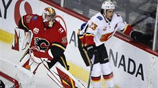 David Rittich, branká Calgary, rozehrává v duelu s Edmontonem.