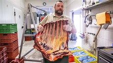 Jiří Kroupa porcuje hovězí maso (16. 7. 2020). Jiří Kroupa porcuje hovězí maso (16. 7. 2020).