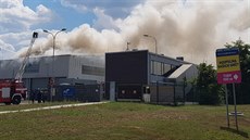 Několik jednotek hasičů zasahuje u požáru haly s odpadem v pražských Kyjích.... Několik jednotek hasičů zasahuje u požáru haly s odpadem v pražských Kyjích....