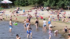 Teplé počasí přilákalo Plzeňany na pláže Velkého Boleveckého rybníka. (28.... Teplé počasí přilákalo Plzeňany na pláže Velkého Boleveckého rybníka. (28....