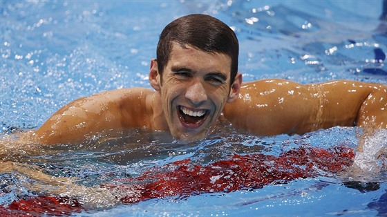 NEJÚSP̊NJÍ SPORTOVEC VECH DOB. Michael Phelps chvíli poté, co dovedl jako...