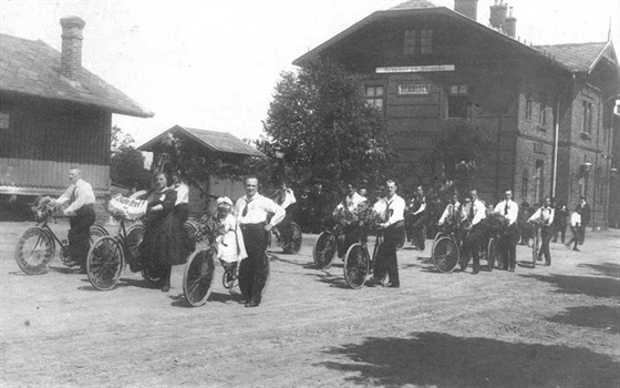 Slavnostní cyklojízda před nádražím v Horním Benešově, zřejmě v období do roku...