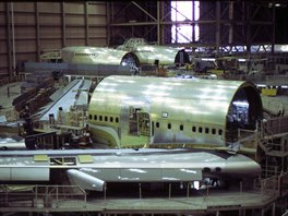 Výroba obích letadel Boeing 747, datum poízení snímku: srpen 1972